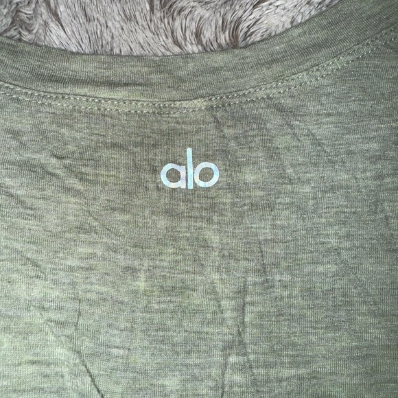 ALO Yoga cropped casual workout top - Picture 2 of 2